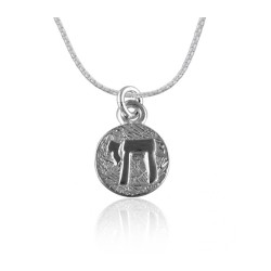 Pendentif Chai rond en argent par Golan Studio | Colliers et pendentifs Chai