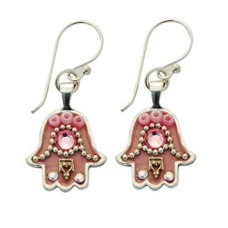 Boucles d'oreilles Hamsa roses par Ester Shahaf | Boucles d'oreilles