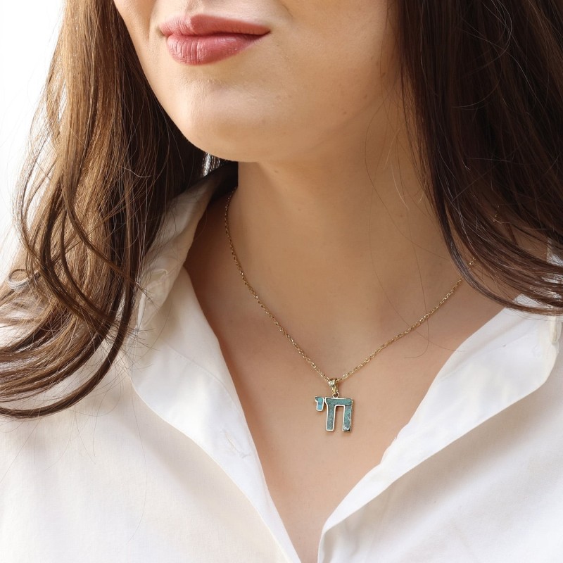 Collier pendentif Chai en or 14 carats avec pierre verte d'Eilat