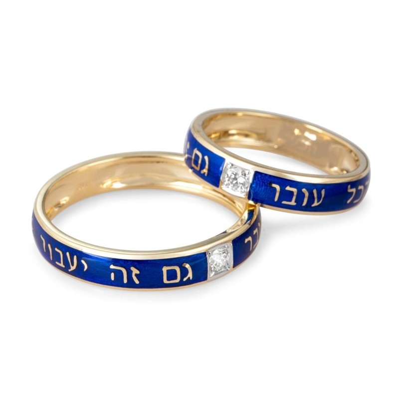 Or jaune 14 carats et émail bleu rehaussés de diamants « This Too Shall Pass »
