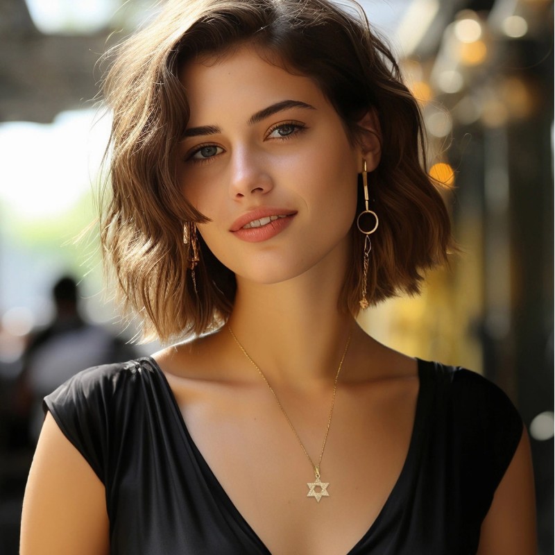 Collier à pendentif étoile de David entrelacée en or 14 carats avec diamants