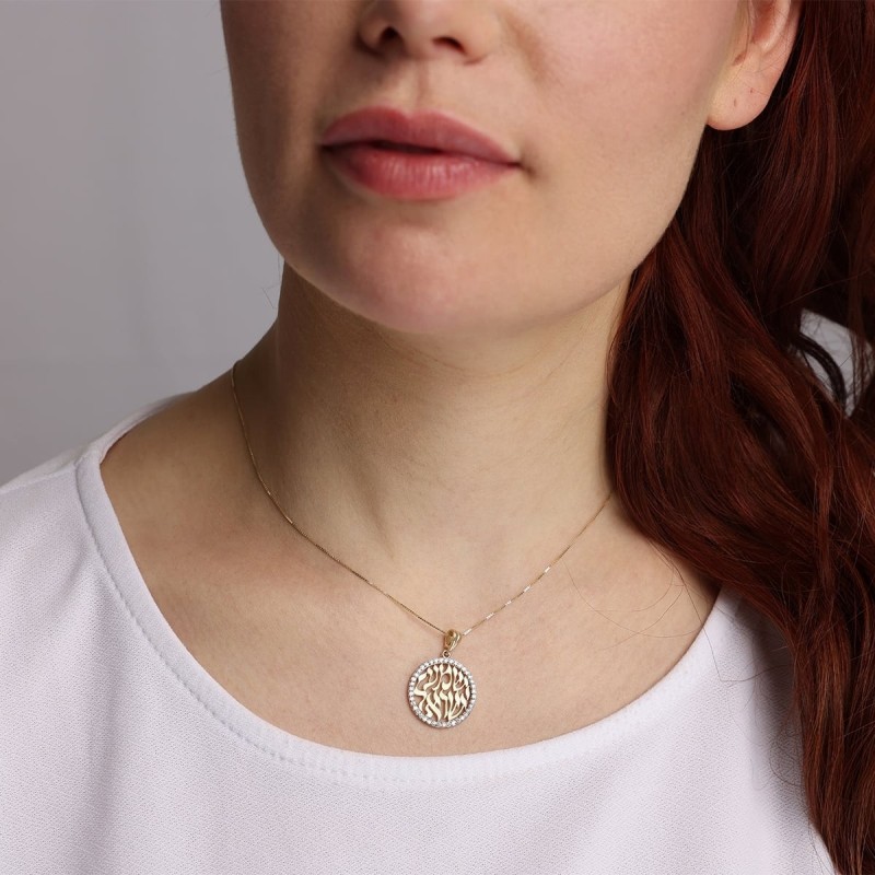 Exquis collier à pendentif Shema Yisrael en or 14 carats rehaussé de diamants
