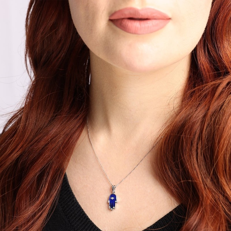 Collier pendentif Hamsa en or 14 carats et émail bleu avec doigts en diamant a