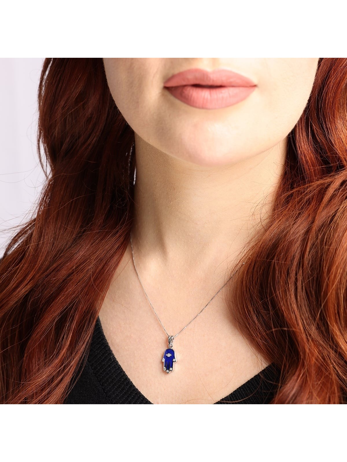 Collier pendentif Hamsa en or 14 carats et émail bleu avec doigts en diamant a