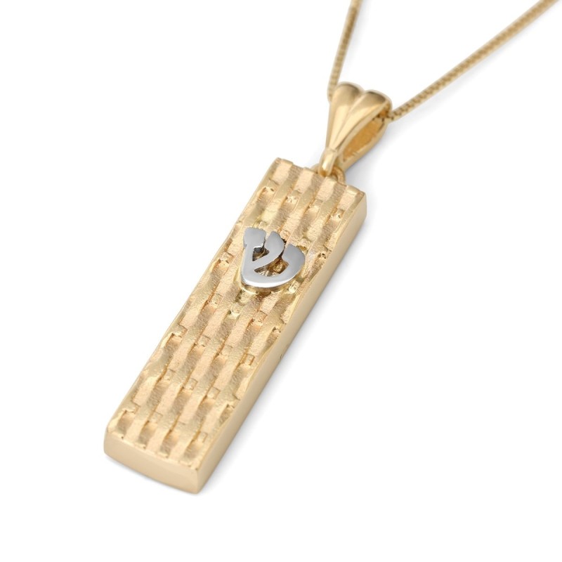 Collier luxueux avec pendentif en forme de mézouza en or 14 carats.