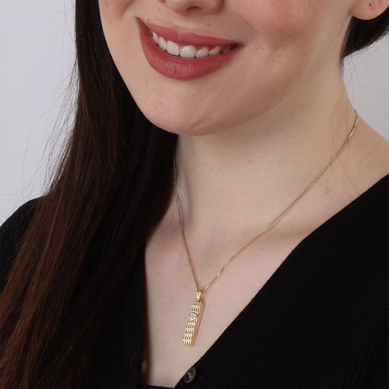 Collier luxueux avec pendentif en forme de mézouza en or 14 carats.
