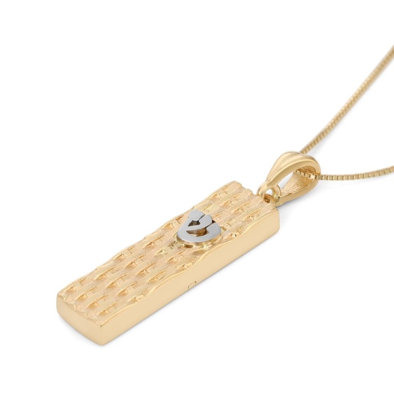 Collier luxueux avec pendentif en forme de mézouza en or 14 carats.