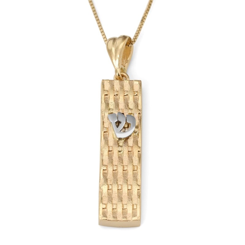Collier luxueux avec pendentif en forme de mézouza en or 14 carats.