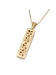 Collier luxueux avec pendentif en forme de mézouza en or 14 carats.