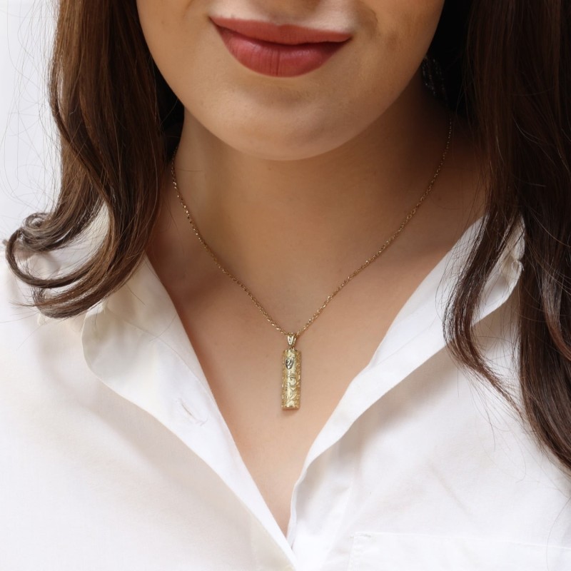 Pendentif en forme de mezouza en or jaune 14 carats pour femme avec un design orné et