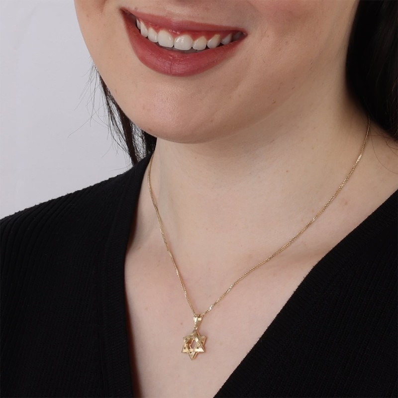 Luxueux collier à pendentif étoile de David entrelacée en or 14 carats