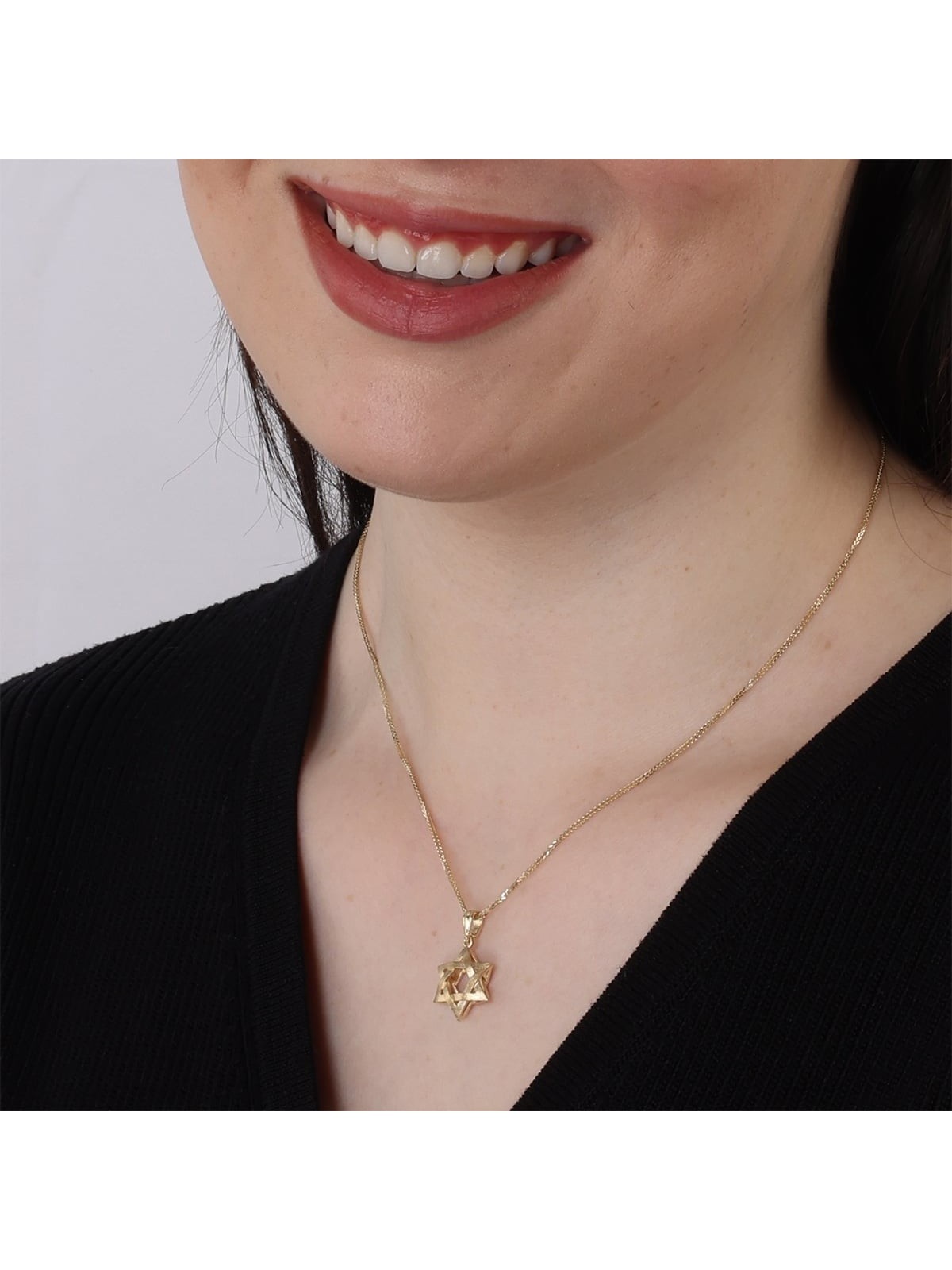 Luxueux collier à pendentif étoile de David entrelacée en or 14 carats