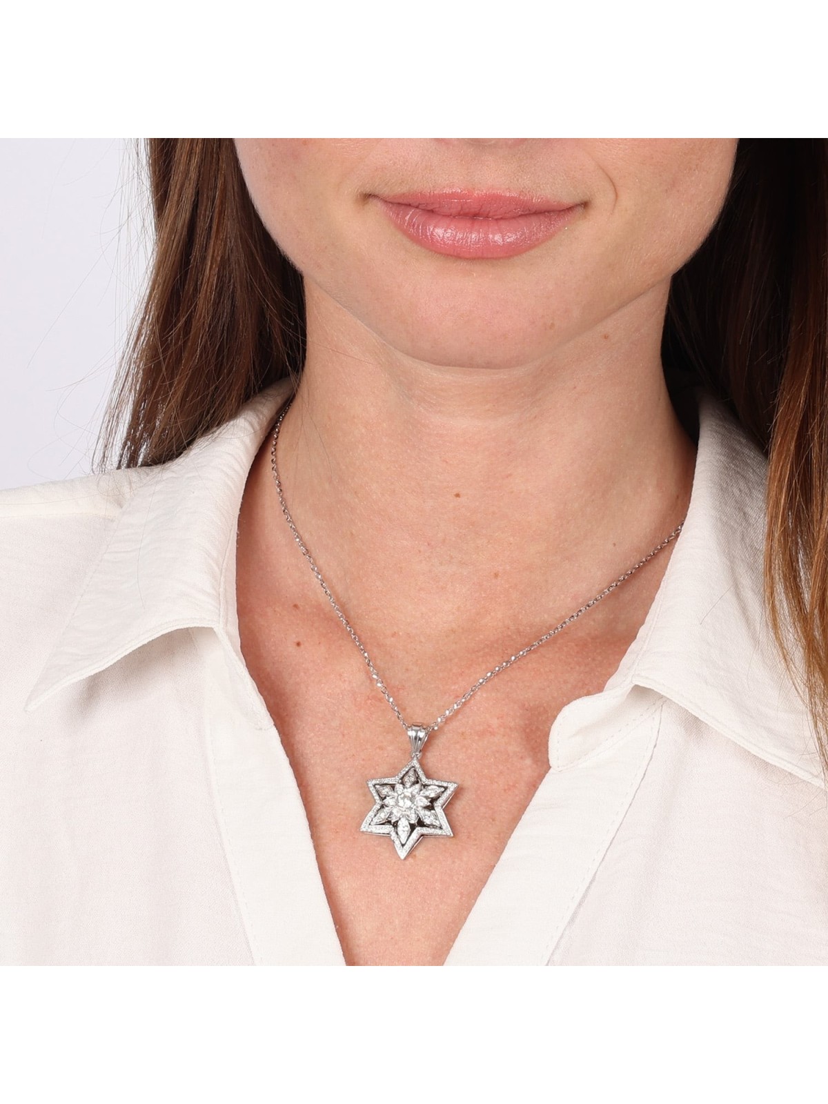 Pendentif étoile de David florale en or 14 carats avec 109 diamants