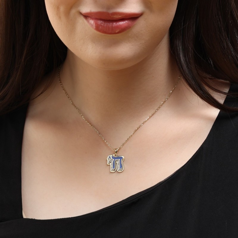 Pendentif Chai en or 14 carats avec diamants et émail