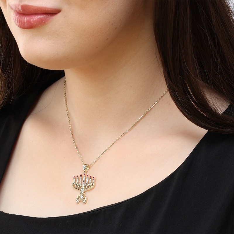 Pendentif menorah à 7 branches pour femme en or 14 carats avec diamants et rubis