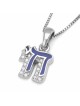 Petit collier à pendentif Chai en or 14 carats et émail bleu avec diamants