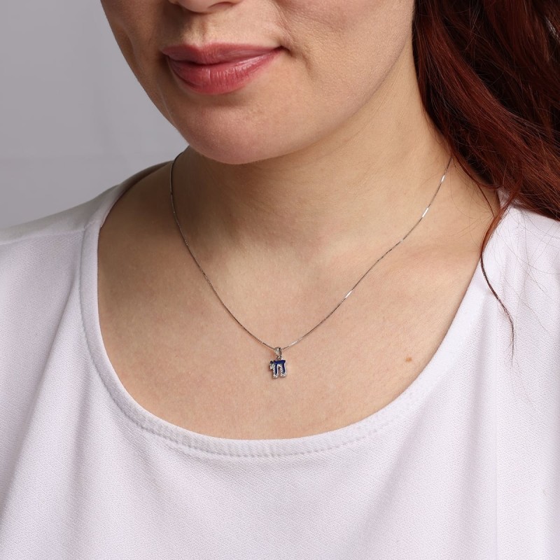 Petit collier à pendentif Chai en or 14 carats et émail bleu avec diamants