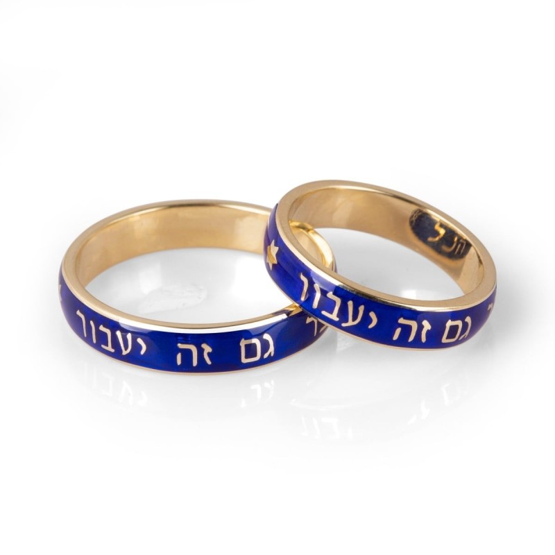Bague « This Too Shall Pass » en or jaune 14 carats et émail bleu (hébreu) ​​-