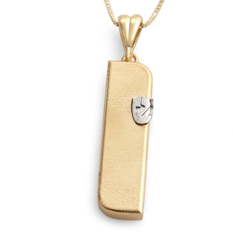 Collier pendentif Mezouza en or jaune 14 carats avec le hébreu en or blanc 14 carats