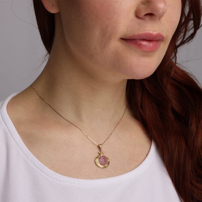 Luxueux collier pendentif grenade en or jaune 14 carats avec pierre rubis