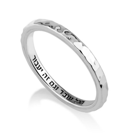 Marina Jewelry a martelé cette bague en argent sterling qui passera aussi