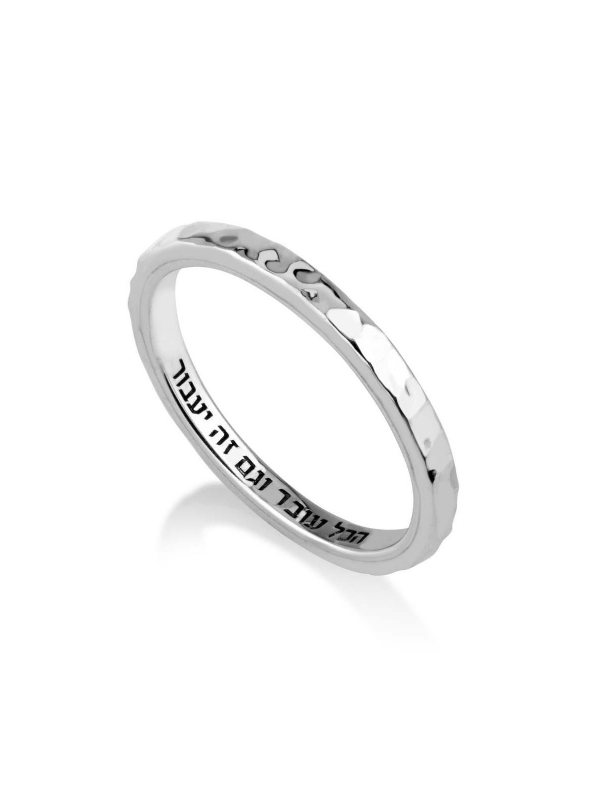 Marina Jewelry a martelé cette bague en argent sterling qui passera aussi