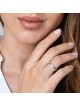 Marina Jewelry a martelé cette bague en argent sterling qui passera aussi