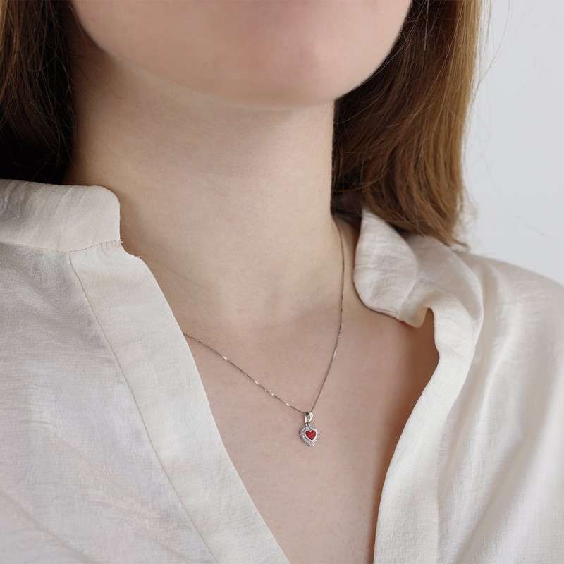 Collier pendentif cœur orné de diamants en or blanc 14 carats