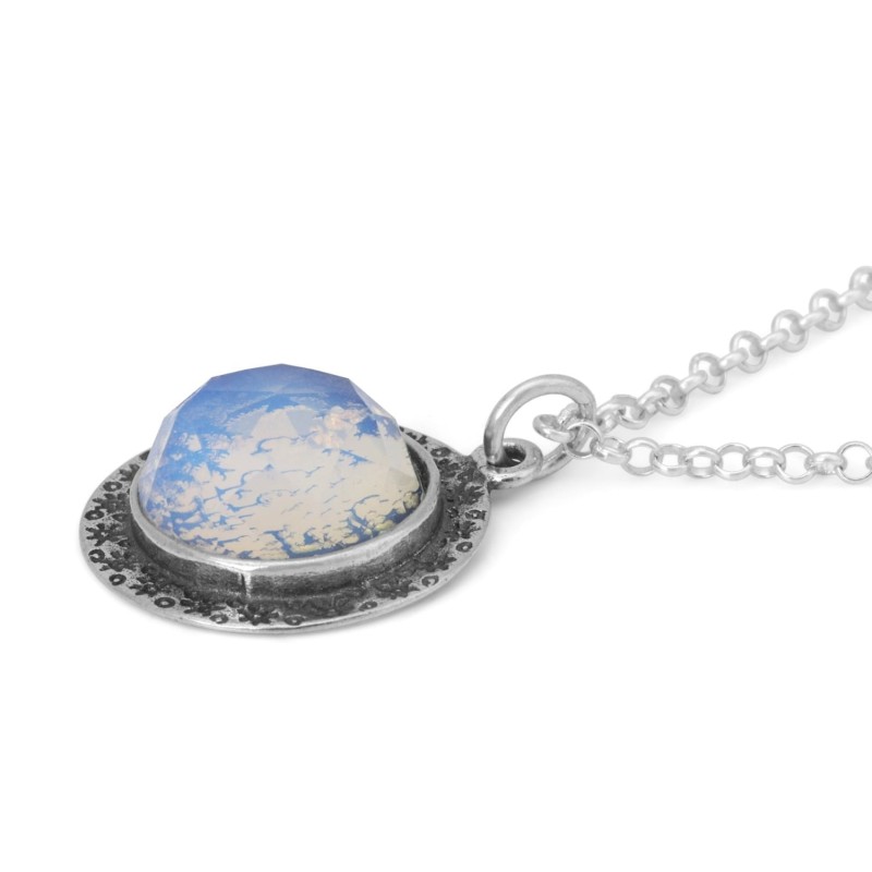 Femme de Valeur : Collier en Argent avec Grand Dôme en Pierre d'Opalite