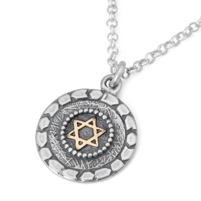 Fenêtre en pierre : collier en argent avec étoile de David en or