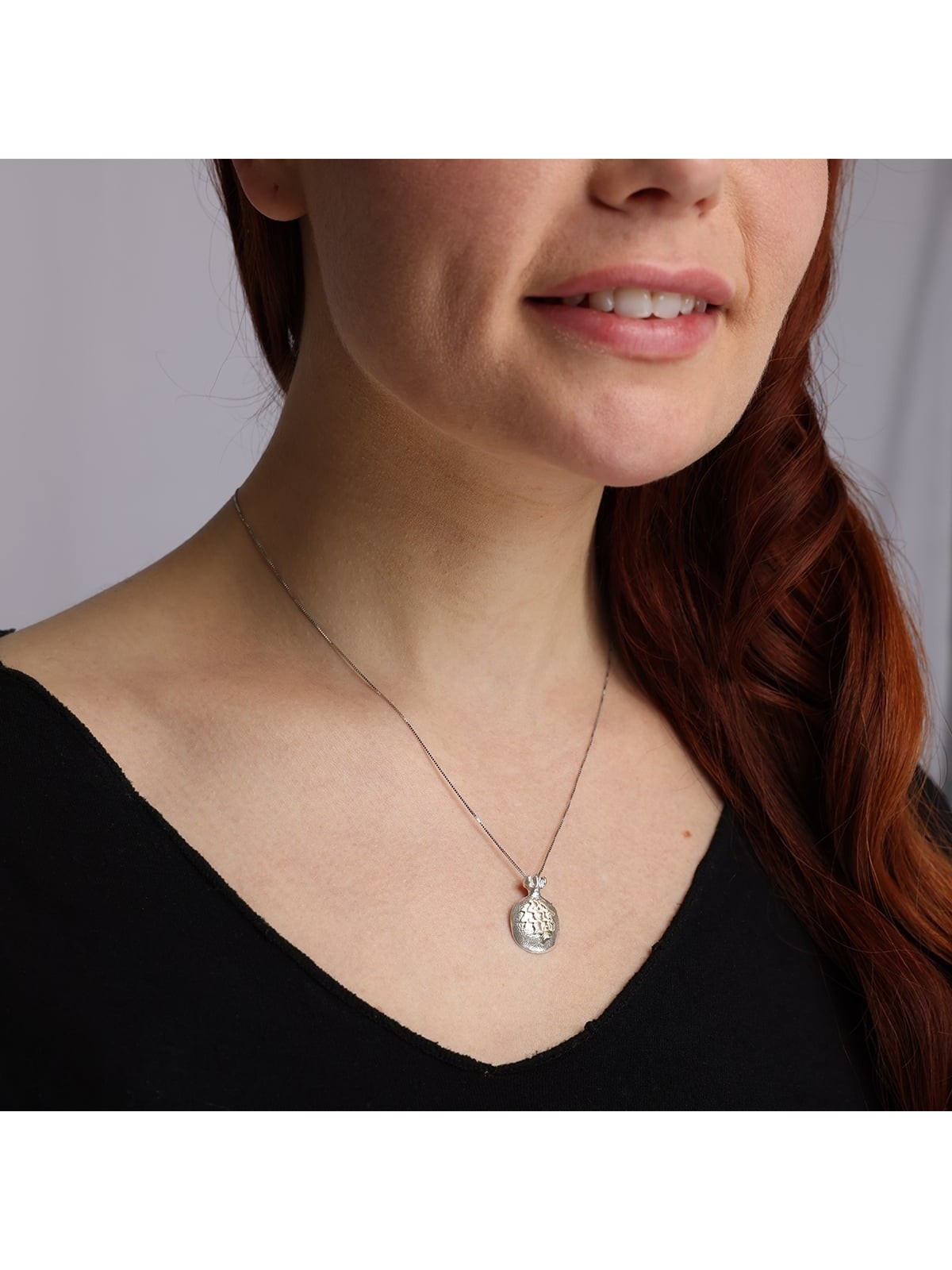 Collier pendentif Ani LeDodi en or 14 carats fabriqué à la main avec grenade Desi