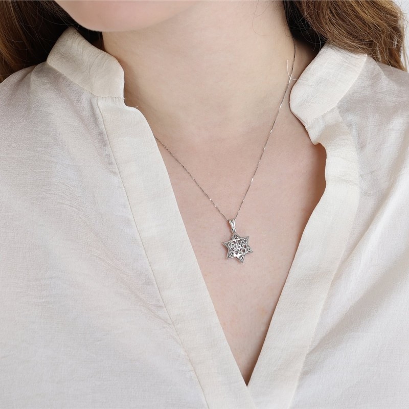 Collier avec pendentif étoile de David en forme de dôme orné en or blanc 14 carats