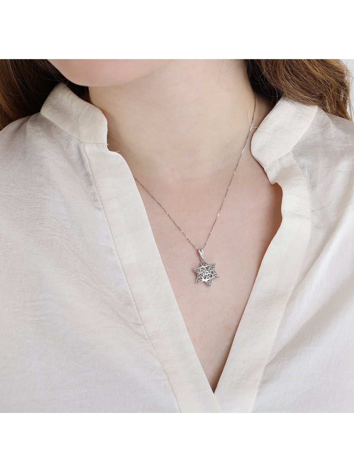Collier avec pendentif étoile de David en forme de dôme orné en or blanc 14 carats