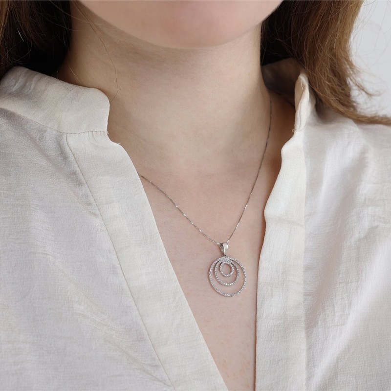 Collier à pendentif en or blanc 14 carats avec cercles rehaussés de diamants