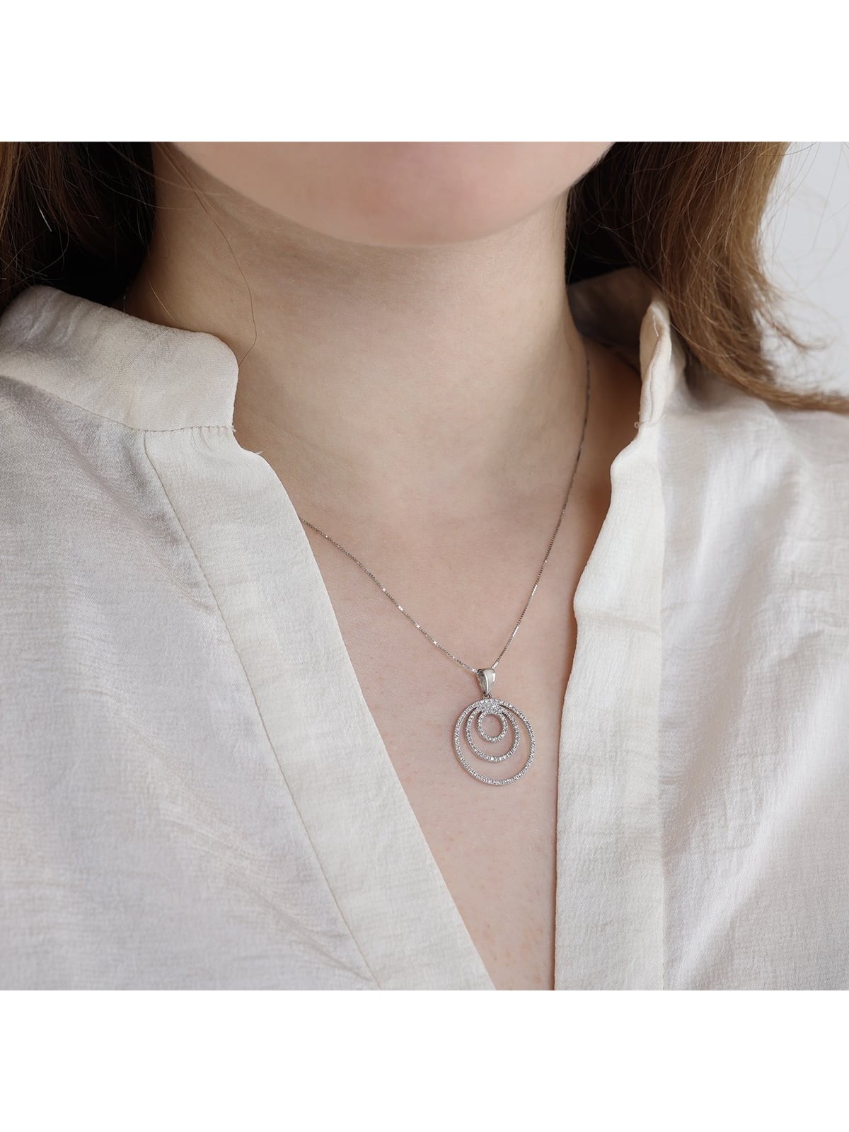Collier à pendentif en or blanc 14 carats avec cercles rehaussés de diamants