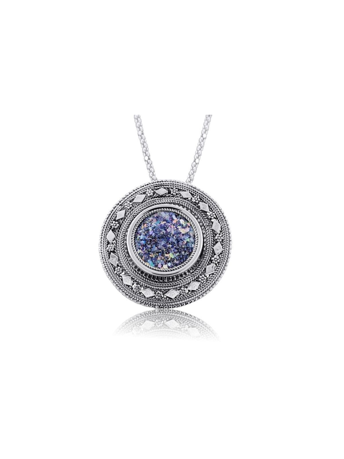 Collier cercle en argent et verre romain avec bordure décorative