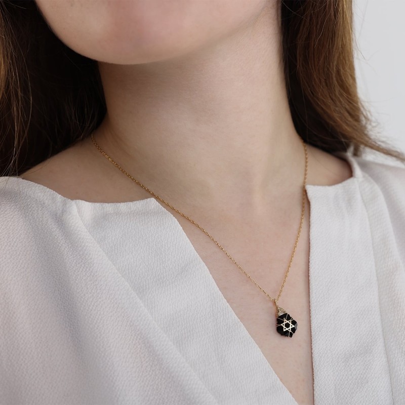 Collier étoile de David postmoderne rempli de cristal et d’or