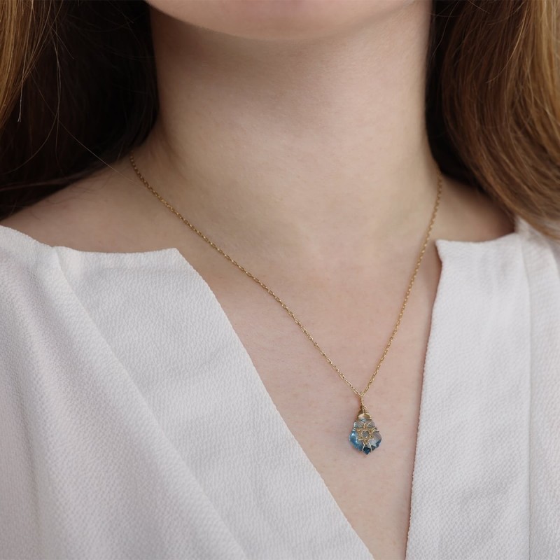 Collier étoile de David en cristal bleu avec emballage en fil rempli d’or
