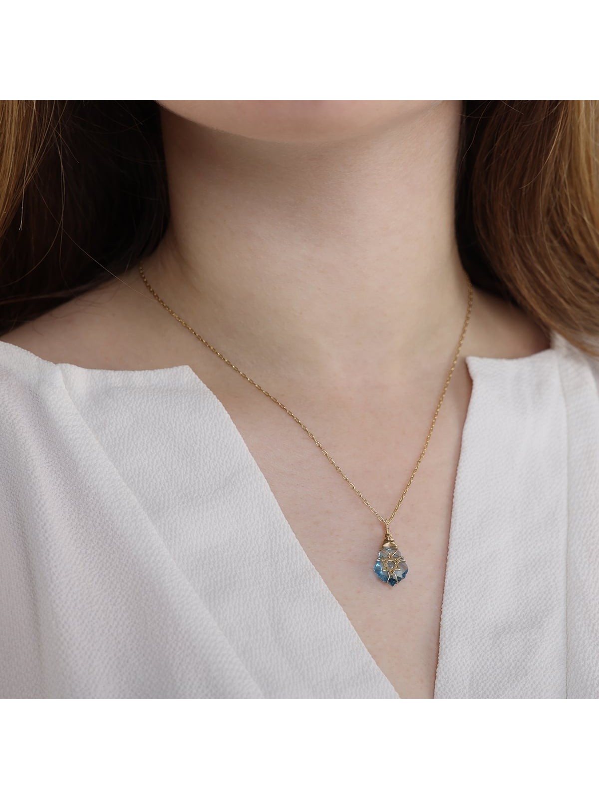 Collier étoile de David en cristal bleu avec emballage en fil rempli d’or