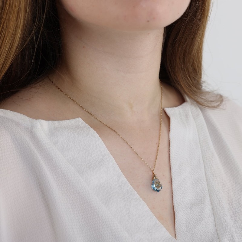 Collier étoile de David en cristal bleu avec emballage en fil rempli d’or