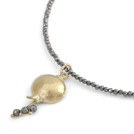 Collier de perles avec pendentif grenade plaqué or