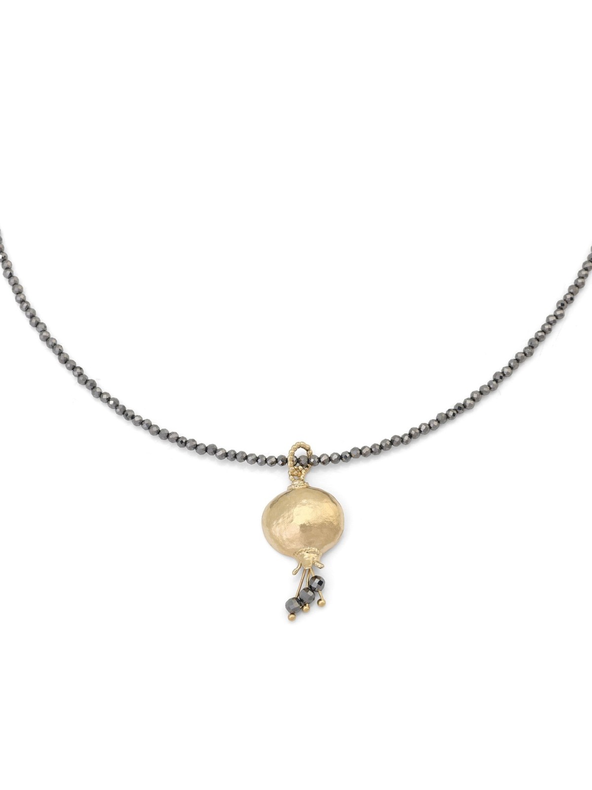Collier de perles avec pendentif grenade plaqué or