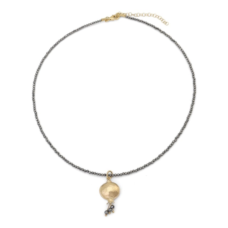 Collier de perles avec pendentif grenade plaqué or