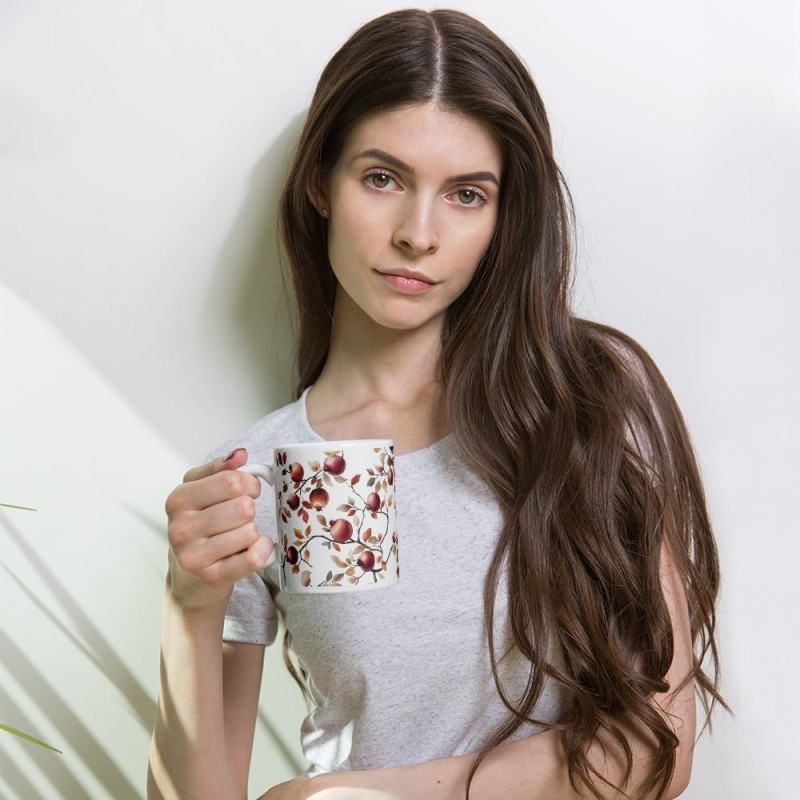 Tasse blanche brillante de grenades séduisantes