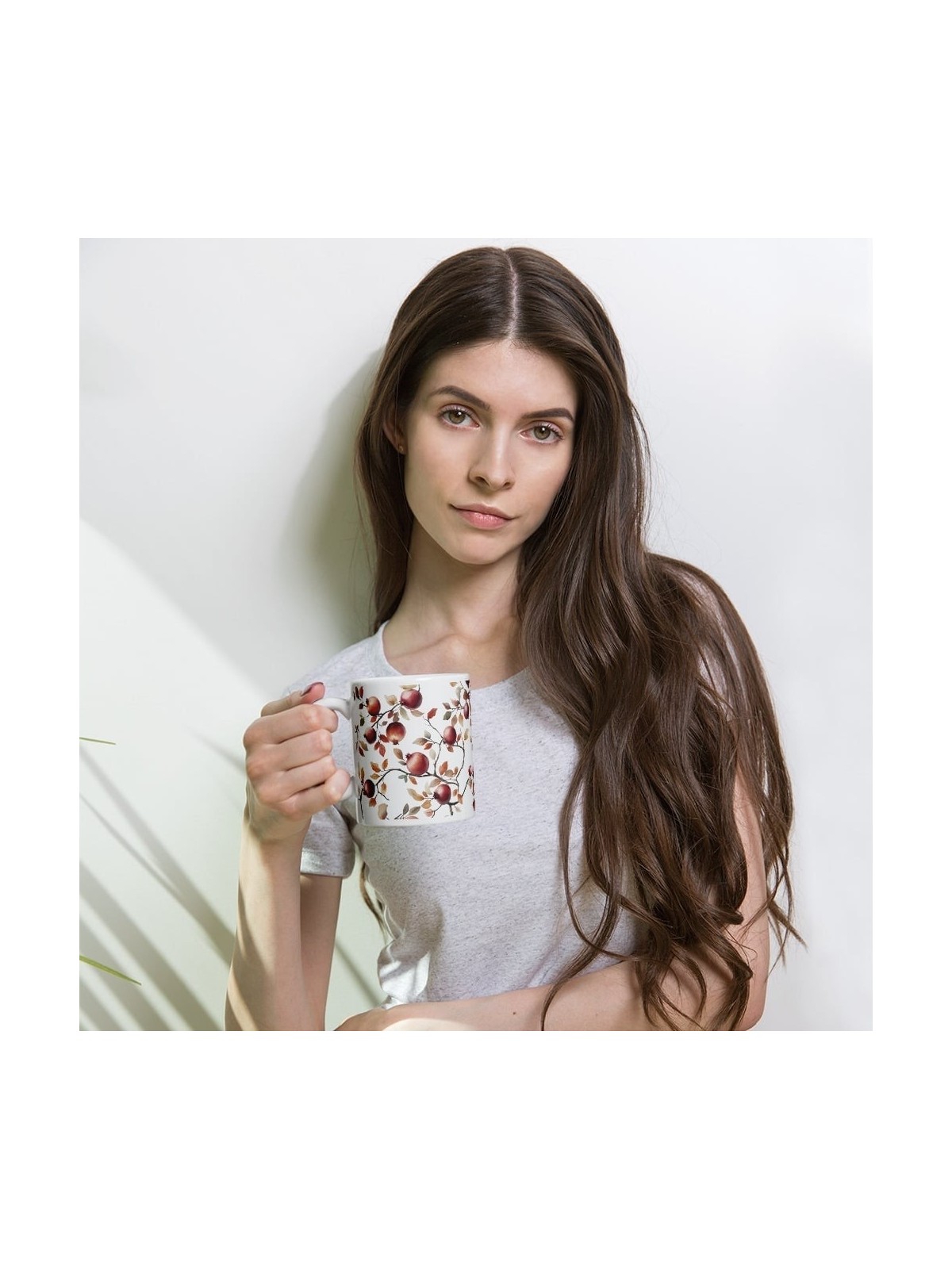 Tasse blanche brillante de grenades séduisantes