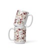 Tasse blanche brillante de grenades séduisantes