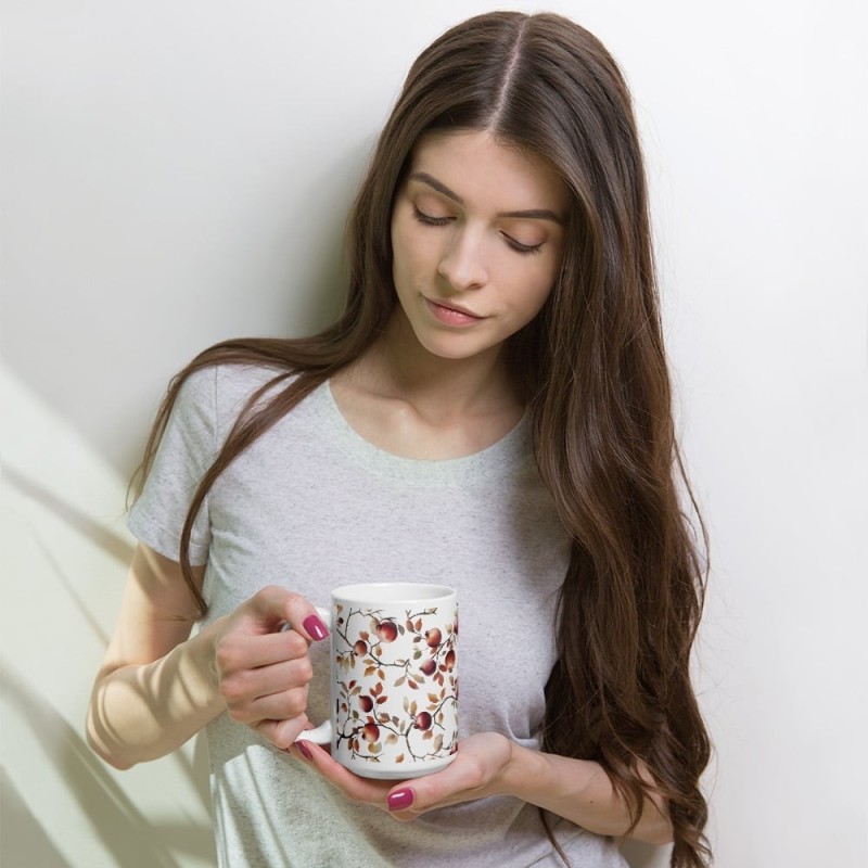 Tasse blanche brillante de grenades séduisantes