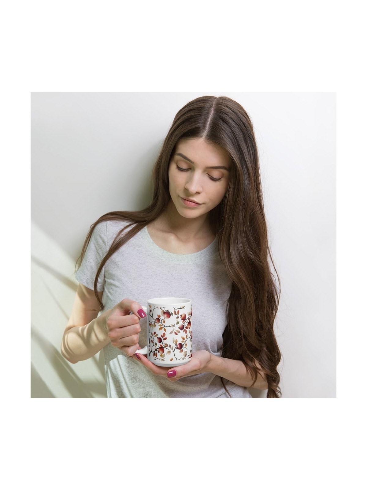 Tasse blanche brillante de grenades séduisantes