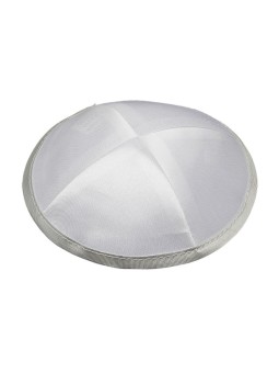 Kippa à quatre panneaux en satin blanc avec ruban à bordure argentée | Kippa en satin
