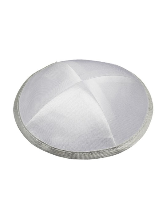 Kippa à quatre panneaux en satin blanc avec ruban à bordure argentée | Kippa en satin